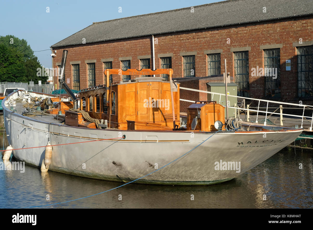 'Halcyon' en cours de réparation et restauration à l'Neilsen boatyard à Gloucester Docks,Angleterre Banque D'Images