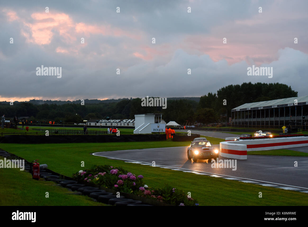 Courses classiques des années 1960 dans la course du soir Kinrara Trophy à Goodwood Revival 2017. Chicane. Phares Banque D'Images