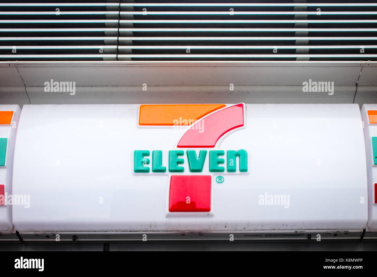 New York, USA - 28 septembre 2016 : 11 7 - 7-Eleven signe est une chaîne internationale japonaise de dépanneurs. Banque D'Images