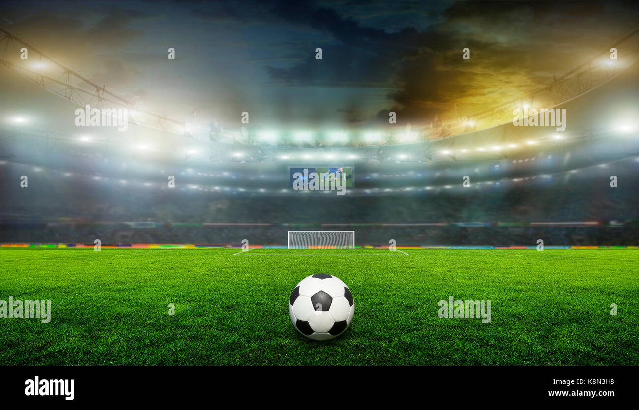 Ballon de soccer sur le terrain de stade avec lumière . Banque D'Images