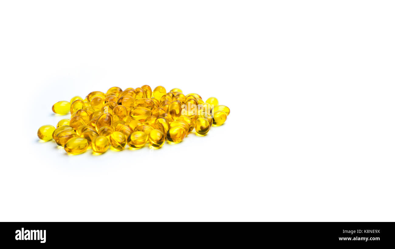 Pile de l'huile de foie de morue isolé sur fond blanc. source d'oméga-3 et de vitamine A et d aide au développement de la croissance et de l'absorption de calcium et phospho Banque D'Images