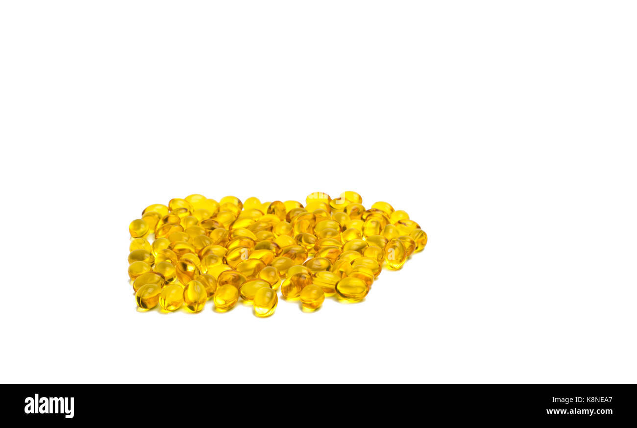 Pile de l'huile de foie de morue isolé sur fond blanc. source d'oméga-3 et de vitamine A et d aide au développement de la croissance et de l'absorption de calcium et phospho Banque D'Images