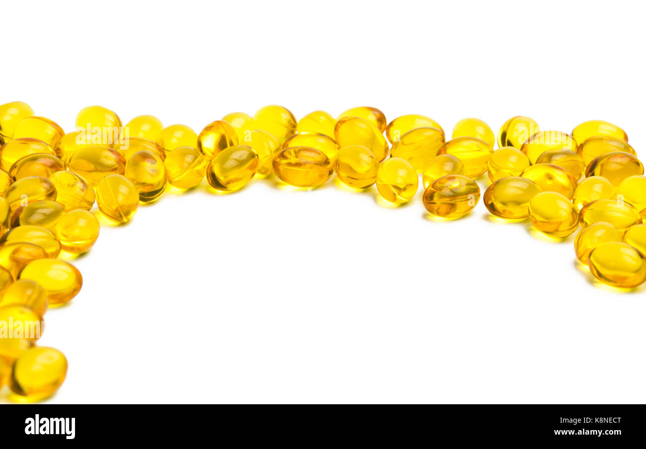 Pile de l'huile de foie de morue isolé sur fond blanc. source d'oméga-3 et de vitamine A et d aide au développement de la croissance et de l'absorption de calcium et phospho Banque D'Images