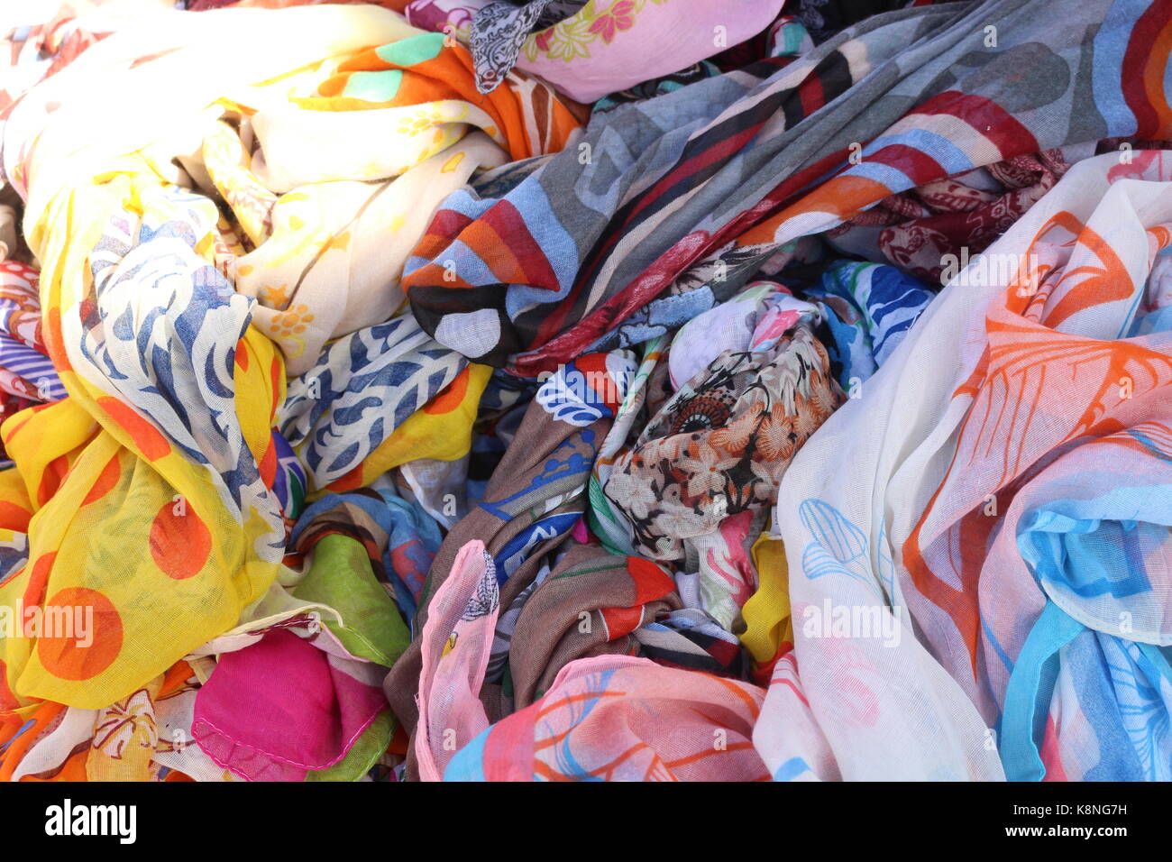 Tourné à l'intérieur d'une boutique de cadeaux à Lanzarote foulards de  couleur dynamique montrant Photo Stock - Alamy