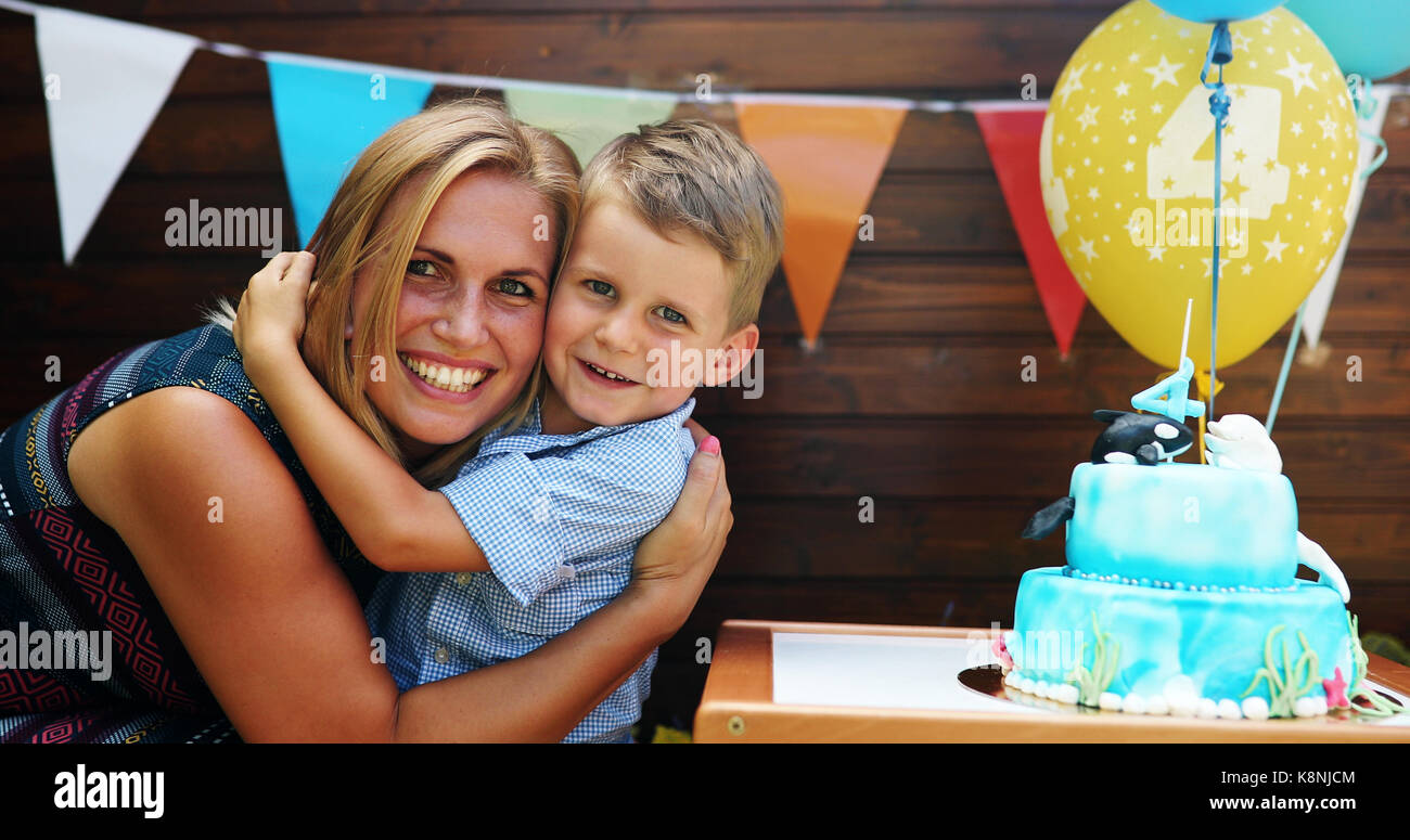 Happy Young boy celebrating birthday with mother Banque D'Images