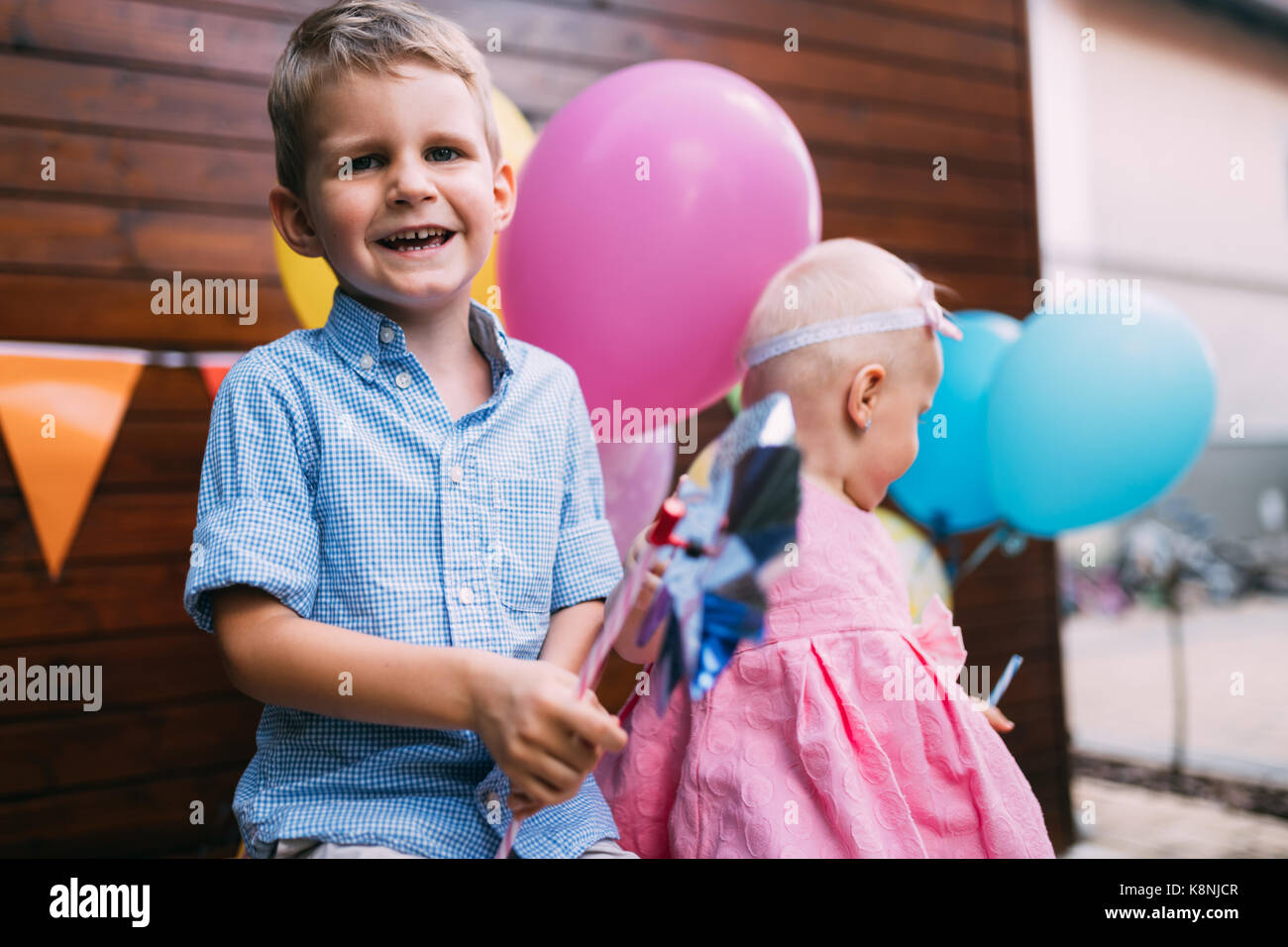 Happy Young boy and little girl at Birthday party Banque D'Images
