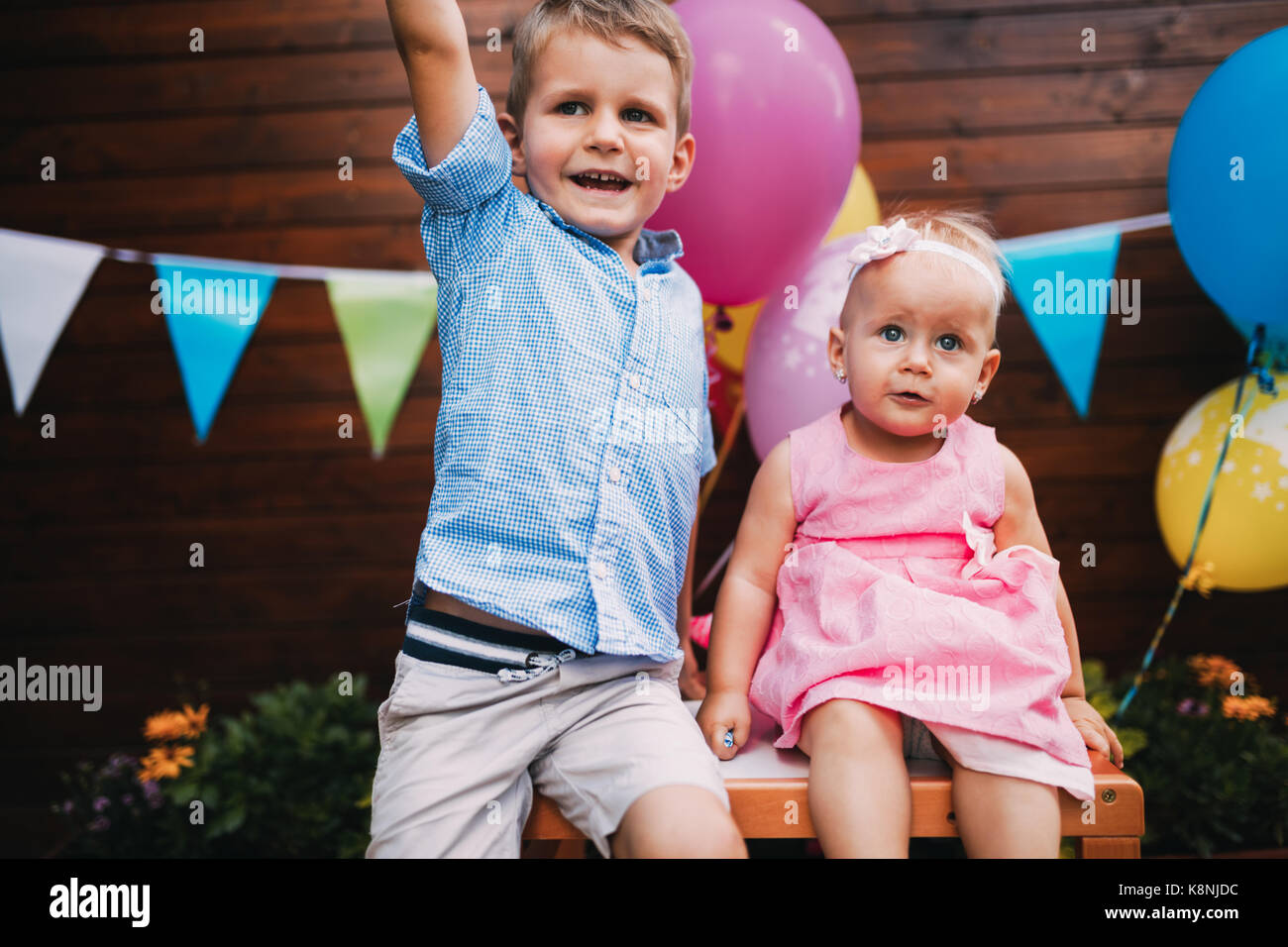 Happy Young boy and little girl at Birthday party Banque D'Images