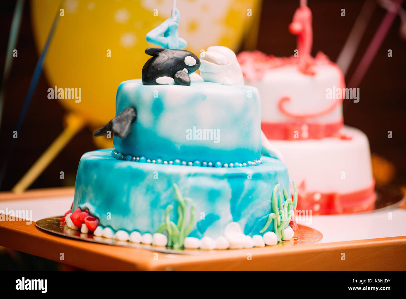 Photo de deux gâteaux d'anniversaire et ballon en arrière-plan Banque D'Images