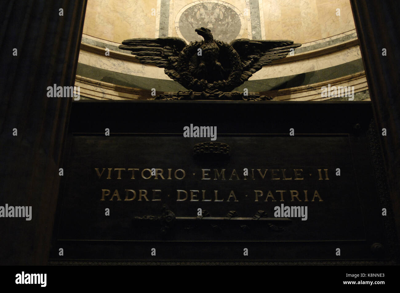 Tombe de Victor Emmanuel II, roi d'Italie (1820-1878). détail. à l'intérieur du panthéon, Rome, Italie. Banque D'Images