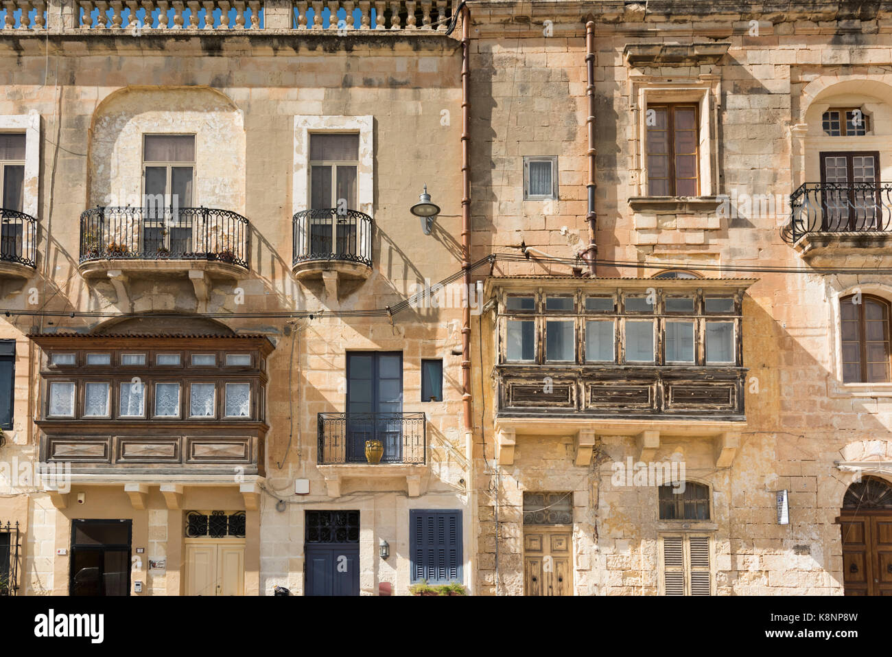 Balcons maltais traditionnel sur un ancien bâtiment en pierre à Malte Banque D'Images