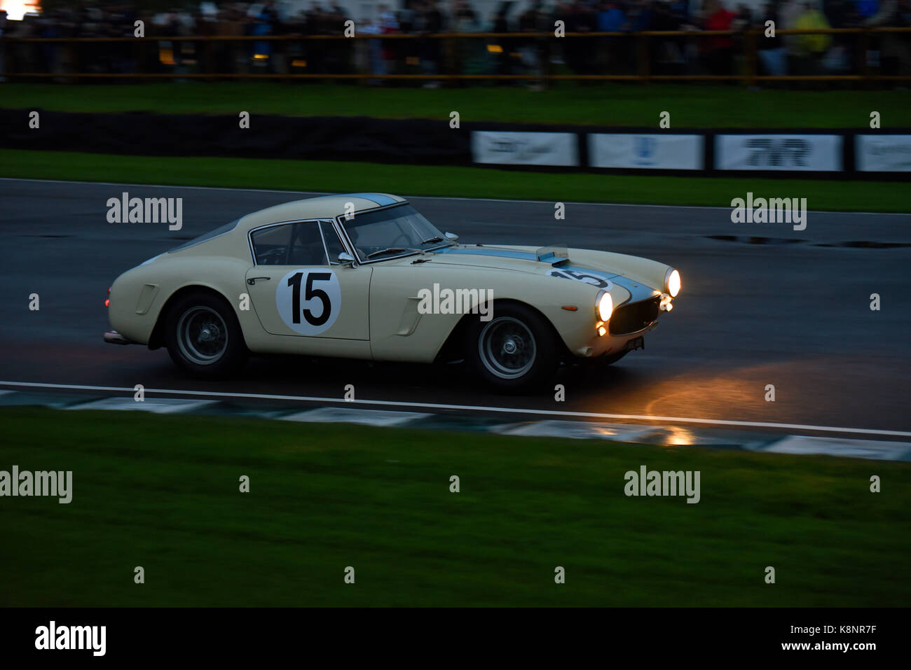 1961 Ferrari 250 GT SWB appartenant à Lanzante Ltd en course dans le Kinrara Trophy en soirée à Goodwood Revival 2017 Banque D'Images