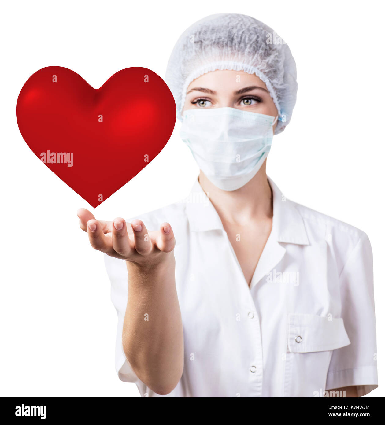 Femme médecin cardiologue holding big red Heart. Banque D'Images