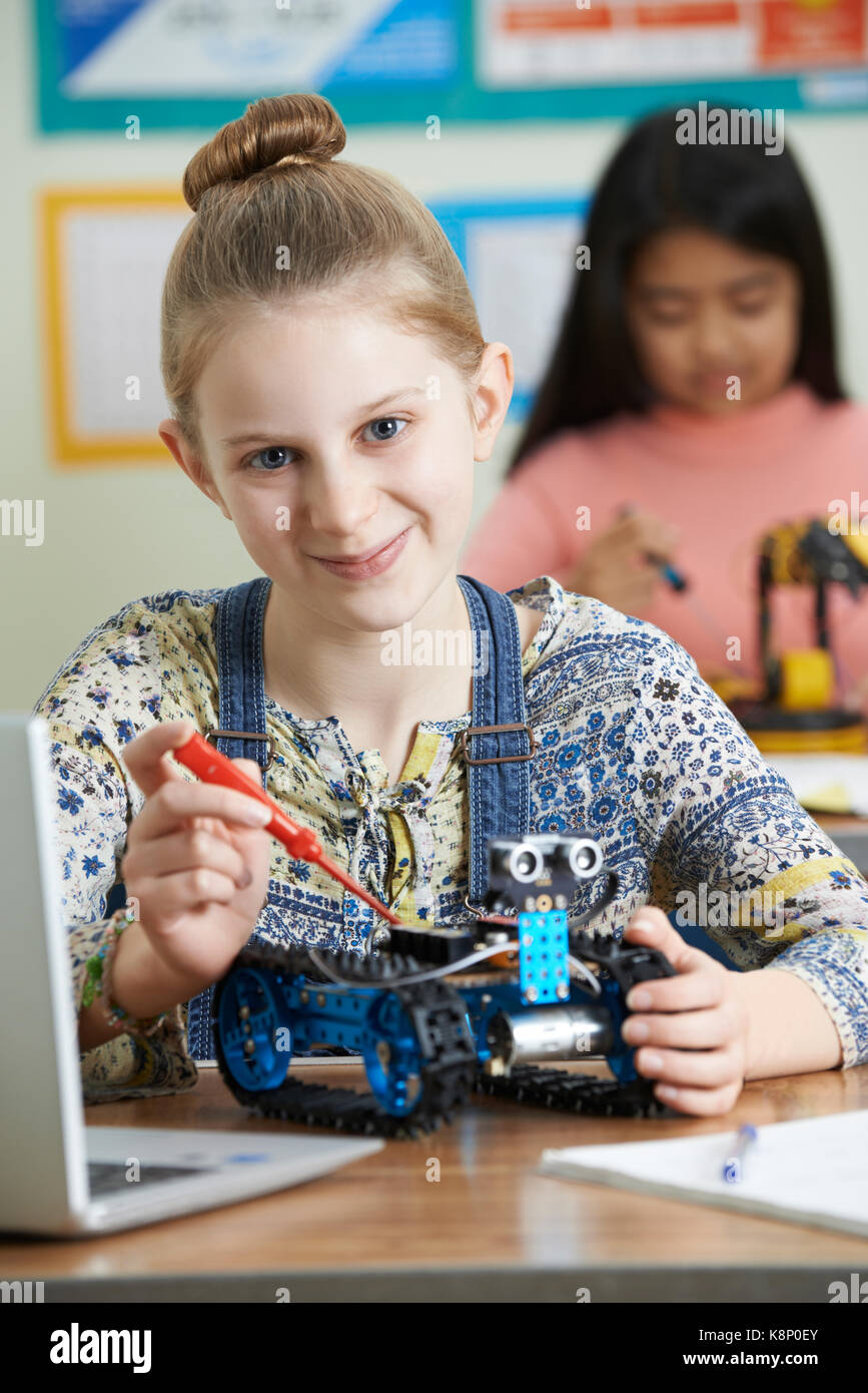 Portrait de femme élève en leçon de science l'étude de la robotique Banque D'Images