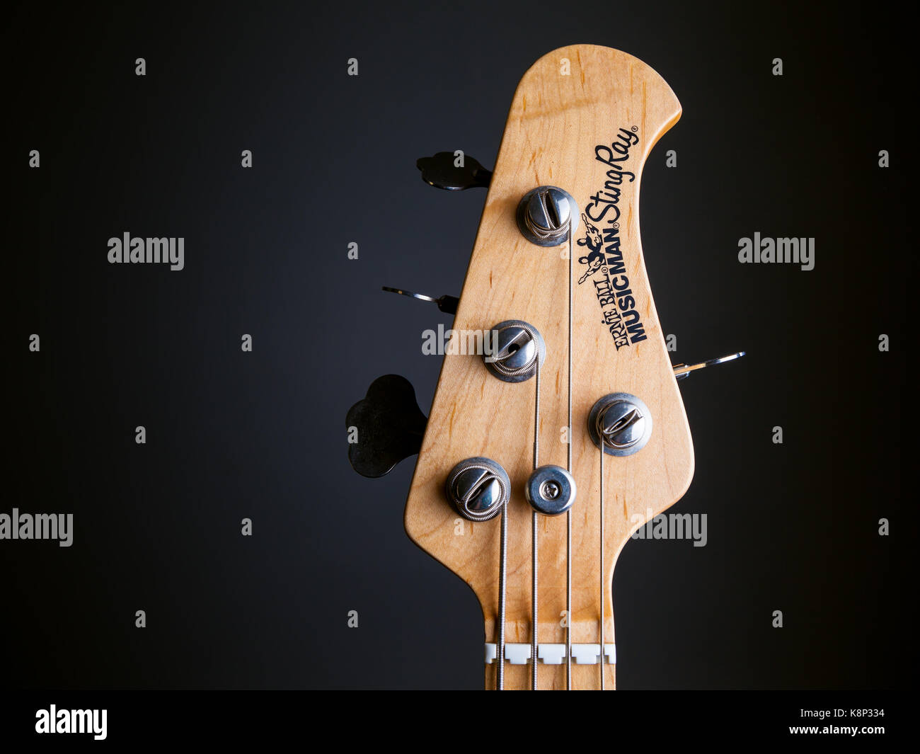 La poupée d'une Musicman Stingray 4 cordes guitare basse sur un fond sombre. Banque D'Images