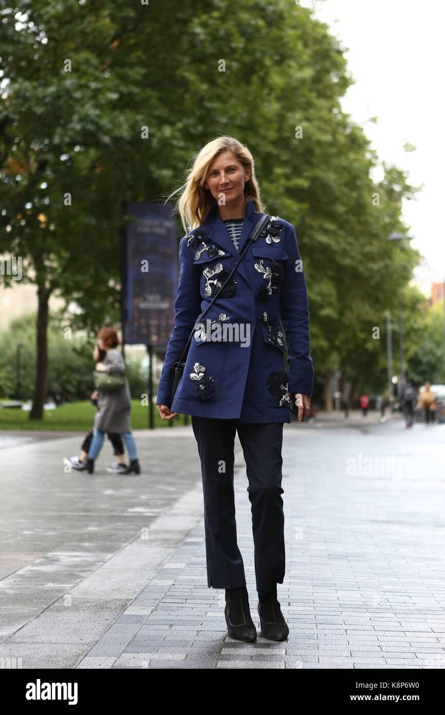 Londres, grossbritannien. 18 sep, 2017. Elizabeth von guttman, fondateur de la revue du système, ce qui pose à l'extérieur de la Christopher kane défilé lors de la London fashion week - sept 18, 2017 - crédit : manhattan piste/valentina ranieri ***pour un usage éditorial uniquement*** | verwendung weltweit/dpa/Alamy live news Banque D'Images
