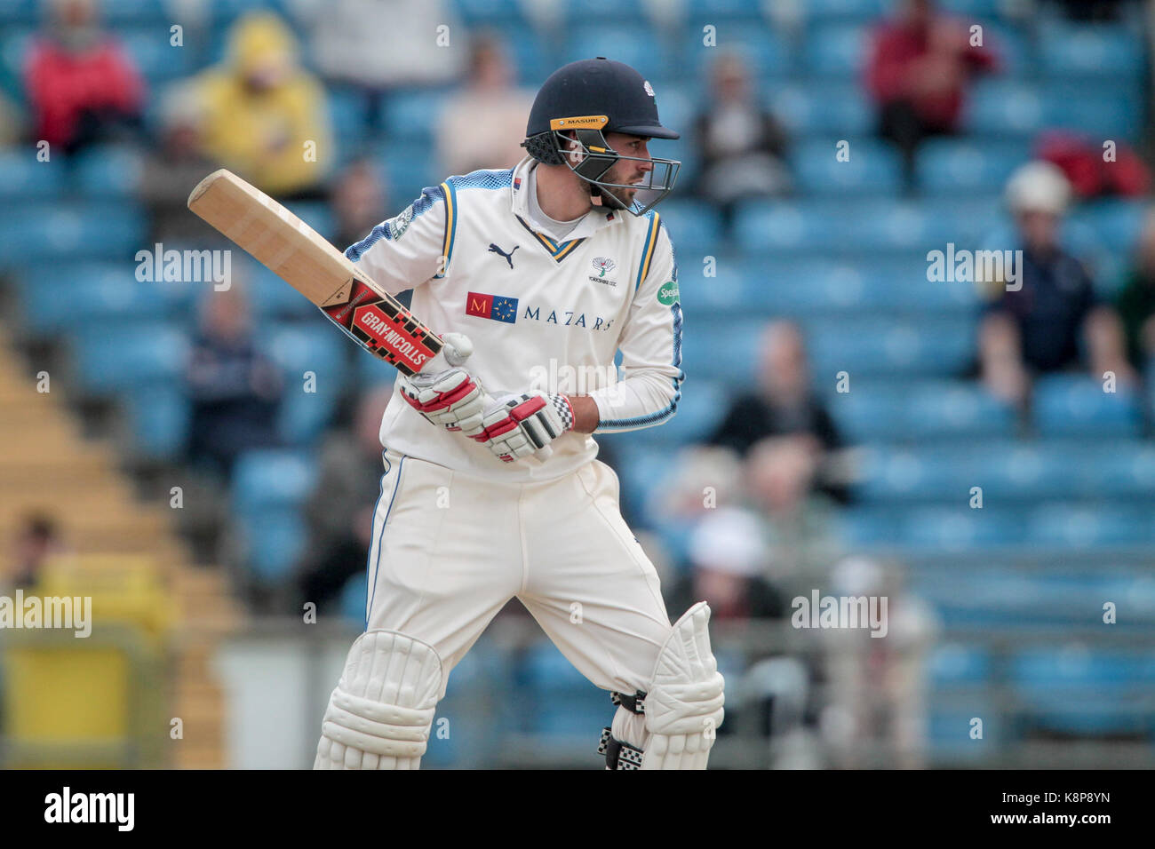 Leeds, UK. 20 sep, 2017. jack leaning (yorkshire ccc) se tient prêt à prendre grève. yorkshire ccc ccc v warwickshire le mercredi 21 septembre 2017 à Headingley. Photo par Mark p doherty. crédit : pris light photography limited/Alamy live news Banque D'Images