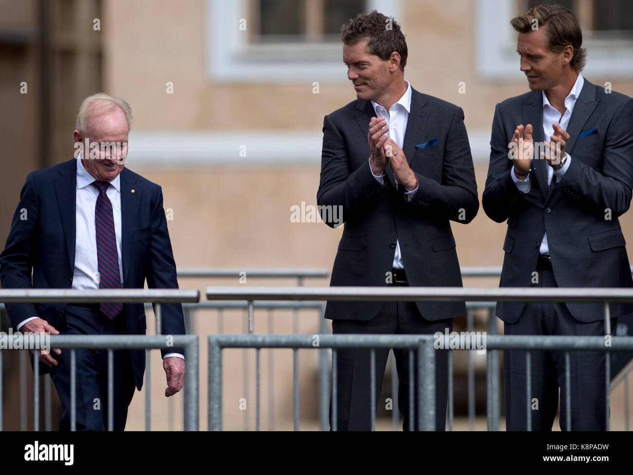 Prague, République tchèque. 20 sep, 2017. De gauche légendaire rod laver, Thomas enqvist et Tomas Berdych, pendant le défilé de laver tasse joueurs à une cérémonie d'accueil à Prague, République tchèque, le 20 septembre 2017. crédit : Michal kamaryt/ctk photo/Alamy live news Banque D'Images