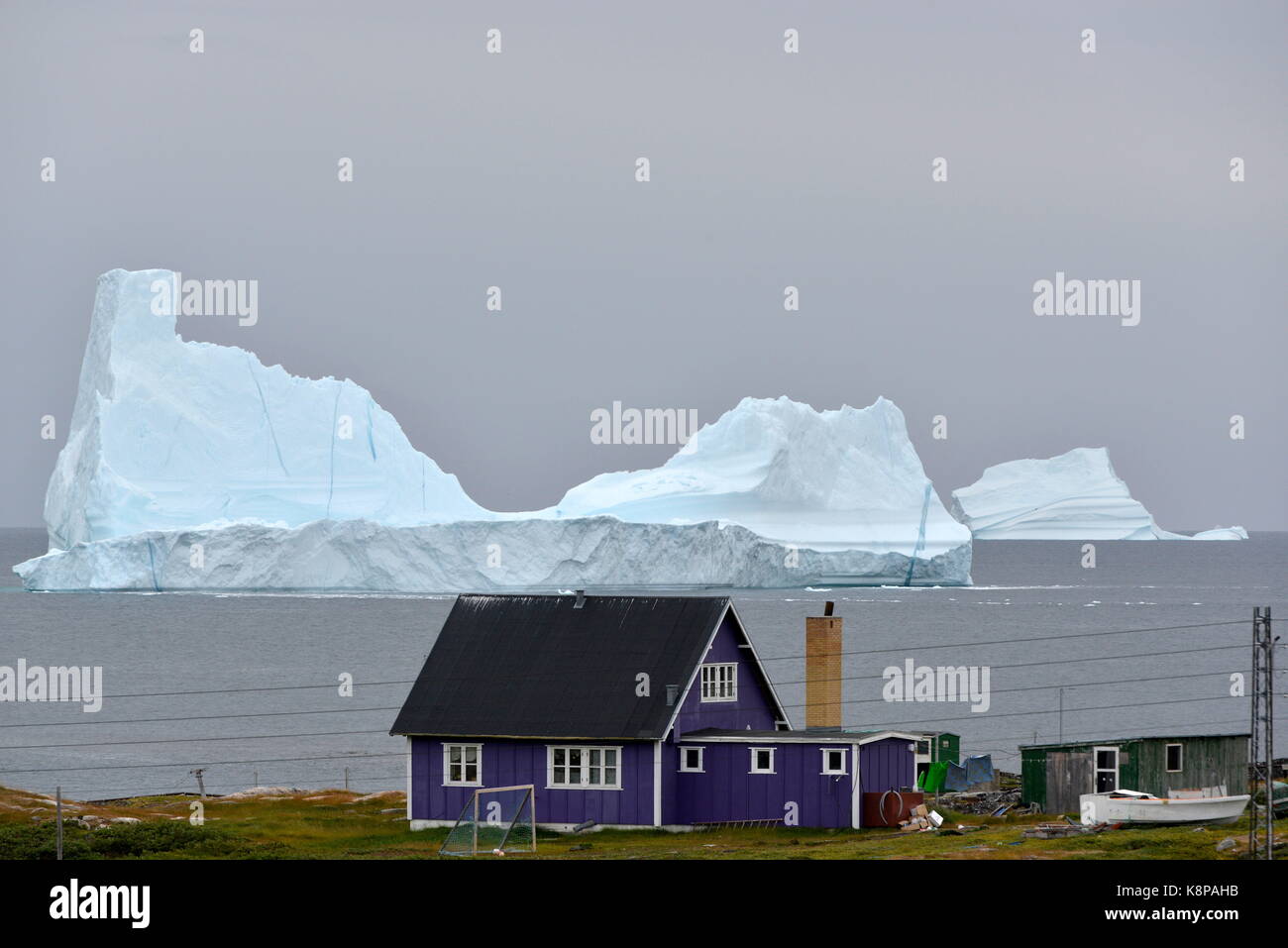 Maisons individuelles se tenir sur les rives de l'île Disko Bay dans la petite colonie de qeqertarsuaq, situé sur la côte ouest du Groenland. ses résidents ont toujours une vue d'icebergs par voile. prises 18.08.2017. photo : karlheinz schindler/dpa-zentralbild/zb | conditions dans le monde entier Banque D'Images