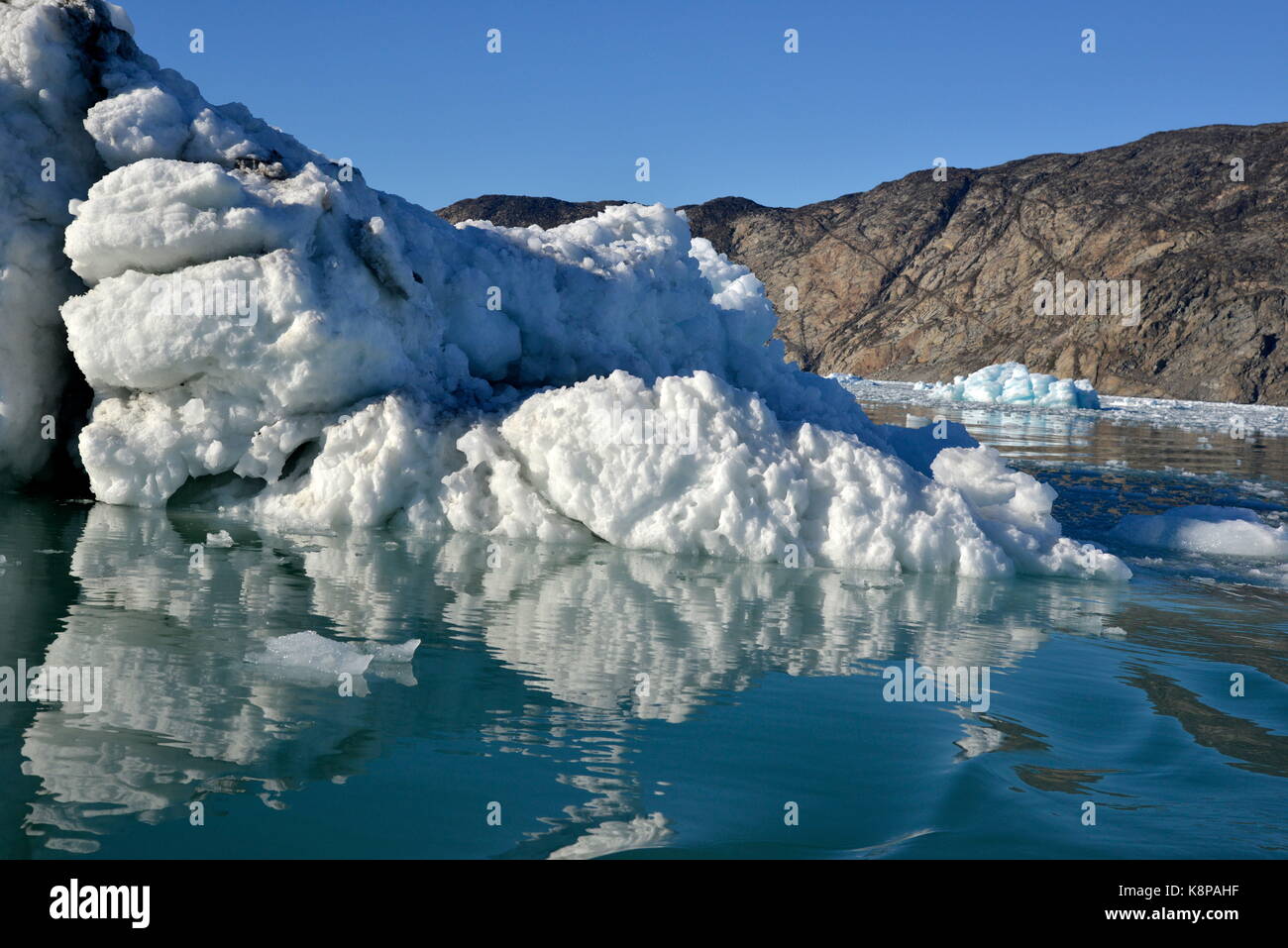 Formations de glace bizarres dans la plate-forme de glace flottante ceinture. La plate-forme de glace forme une barrière naturelle d'environ 1 kilomètre avant le précipice de egip sermia glacier, l'un des plus actifs sur la côte ouest du Groenland. Il découle de l'intérieur des terres de glace et s'étale sur une largeur de 4,3 kilomètres. prises 21.08.2017. photo : karlheinz schindler/dpa-zentralbild/zb | conditions dans le monde entier Banque D'Images