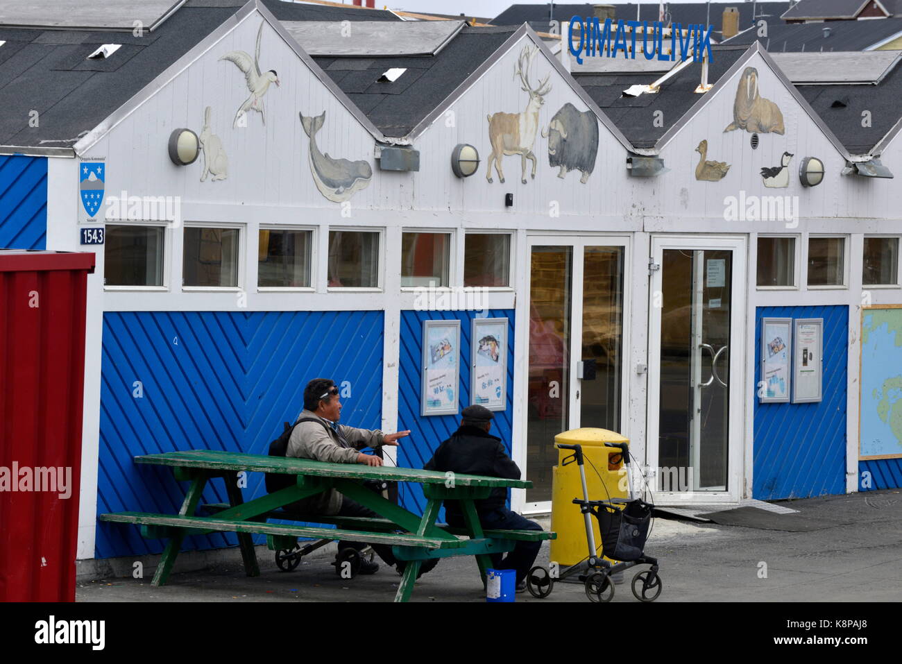 Men's chat en face de la boutique de viande et de poisson dans la ville de sisimiut, sur la côte ouest du Groenland. c'est le deuxième plus grand du pays, située dans un paysage montagneux, à 75 kilomètres au nord du cercle polaire. prises 16.08.2017. photo : karlheinz schindler/dpa-zentralbild/zb | conditions dans le monde entier Banque D'Images