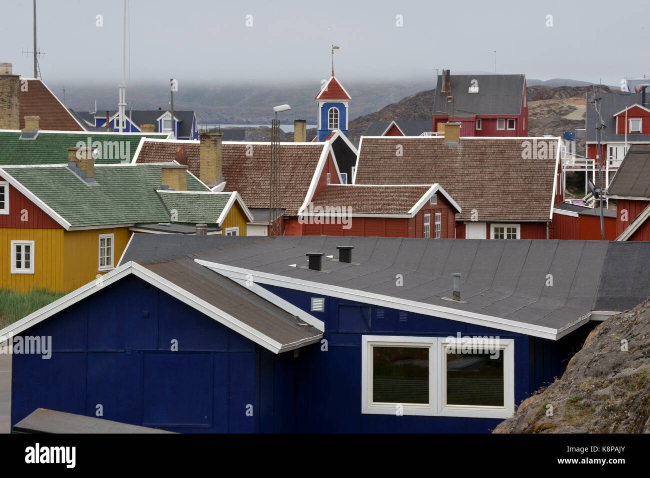 La ville de sisimiut, sur la côte ouest du Groenland. c'est le deuxième plus grand du pays, située dans un paysage montagneux, à 75 kilomètres au nord du cercle polaire. prises 16.08.2017. photo : karlheinz schindler/dpa-zentralbild/zb | conditions dans le monde entier Banque D'Images