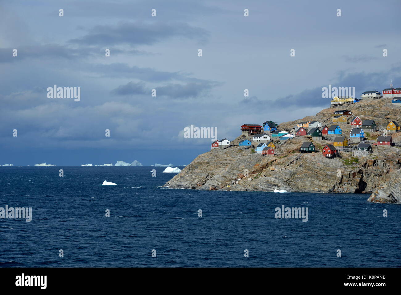 Vue sur la petite ville d'Uummannaq situés sur une île rocheuse, dans le fjord du même nom, à environ 500 kilomètres au nord du cercle polaire sur la côte ouest du Groenland. prises 20.08.2017. photo : karlheinz schindler/dpa-zentralbild/zb | conditions dans le monde entier Banque D'Images