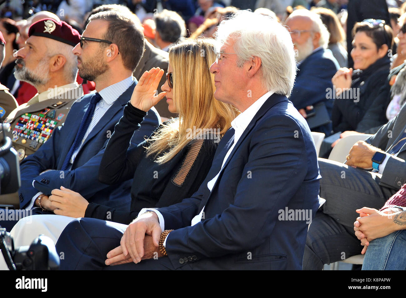 Pise, Italie. 20 sep, 2017. Richard Gere et sa petite amie 20/2017-pise-Italie acteur acteur acteur américain Richard Gere en Italie pour le lancement de son film "l'incroyable vie de norman', qui est en compétition pour l'oscar, est à Pise pour le colloque de l'mindscience "de la réalité" avec sa petite amie alejandra silva au Palazzo dei Congressi semble s'ennuyer. Dans photos : par la dg Richard Gere et Alejandra silva assis dans pour le Dalai Lama événement à Pise. robertocappa photos photojournalism. Credit : agence photo indépendante/Alamy live news Banque D'Images