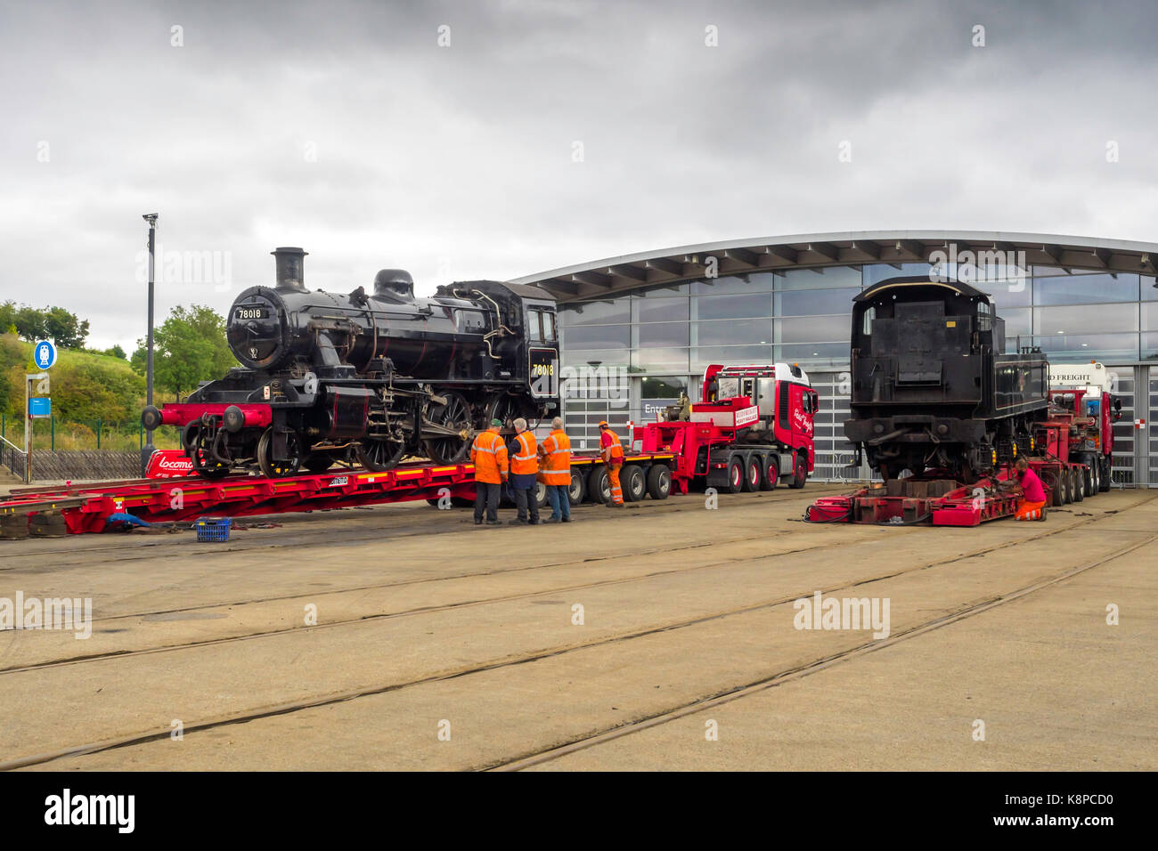 Shildon co. durham 20 septembre 2017 : ex British Railways 2-6-0 locomotive vapeur 78018 a été chargée à bord de véhicules de transport routier, d'être retourné à la great central railway dans kawiory aujourd'hui. La locomotive, construit à Darlington, avaient été présents à la "vapeur" gala d'automne septembre 16/17ème sur la locomotion au fer à shildon museun national, co durham pour le transport vers le rme à Loughborough. Le transport a été effectué par des spécialistes reid freight services ltd. Banque D'Images