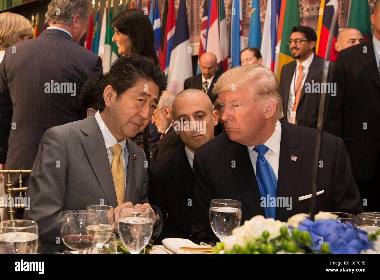 Le président américain Donald Trump s'entretient avec le premier ministre japonais Shinzo Abe au cours d'un déjeuner à la 72e session de l'assemblée générale des Nations unies le 19 septembre 2017 à new york. Banque D'Images