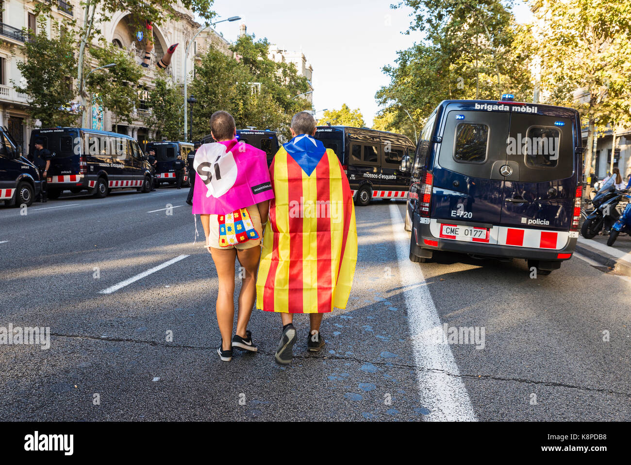 Barcelone, Espagne - 20 septembre 2017 : couple en train de marcher entre les voitures de police vers la démonstration de l'indépendance de la catalogne crédit : jordi de rueda roigé/Alamy live news Banque D'Images