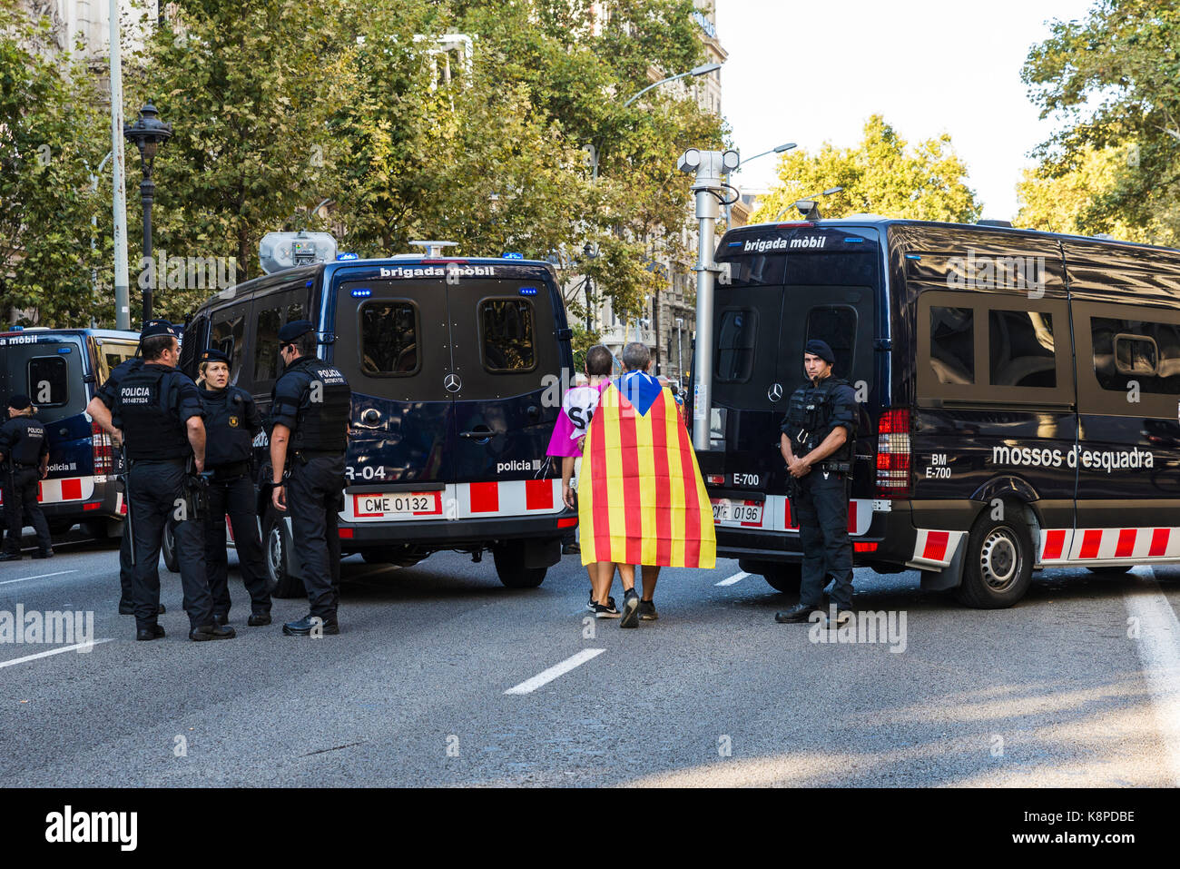 Barcelone, Espagne - 20 septembre 2017 : couple en train de marcher entre les voitures de police vers la démonstration de l'indépendance de la catalogne crédit : jordi de rueda roigé/Alamy live news Banque D'Images