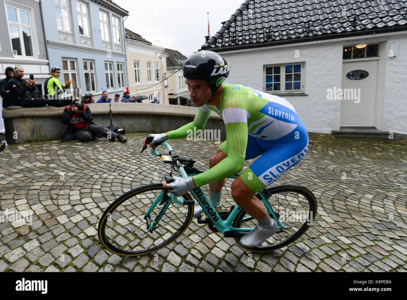 Bergen, Norvège. 20 Sep, 2017. Primoz Roglic de Slovaquie est le seul médaillé olympique de l'épreuve à Bergen, Norvège, au Championnat du monde qui ont opté pour un changement de vélo avant la montée finale vers la côte au Mont Fløyen. Il a obtenu la médaille d'argent après une bonne finition. Credit : Kjell Erik Irgens Henanger/Alamy Live News Banque D'Images