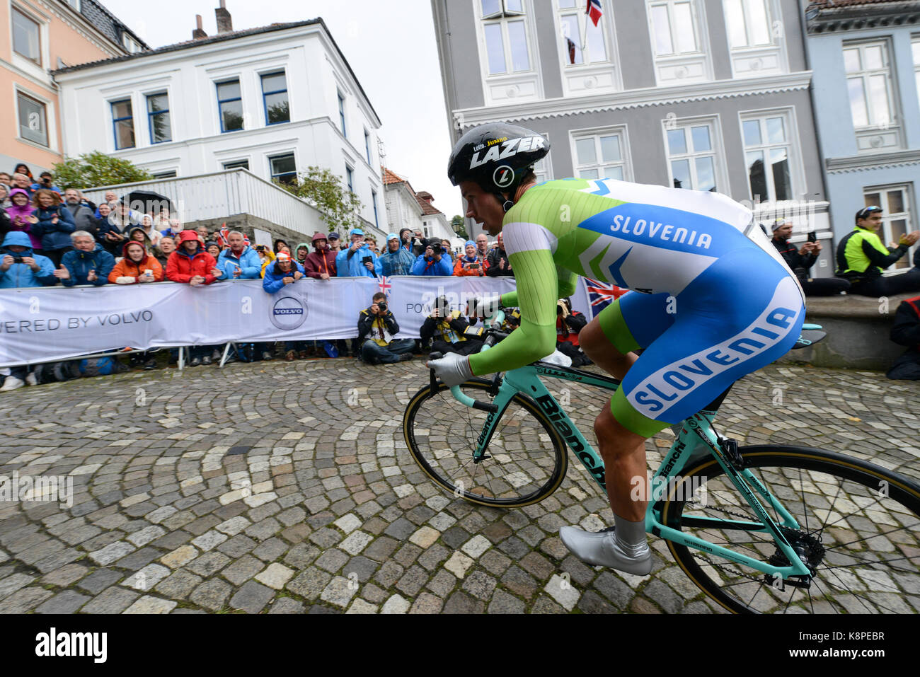 Bergen, Norvège. 20 Sep, 2017. Primoz Roglic de Slovaquie est le seul médaillé olympique de l'épreuve à Bergen, Norvège, au Championnat du monde qui ont opté pour un changement de vélo avant la montée finale vers la côte au Mont Fløyen. Il a obtenu la médaille d'argent après une bonne finition. Credit : Kjell Erik Irgens Henanger/Alamy Live News Banque D'Images