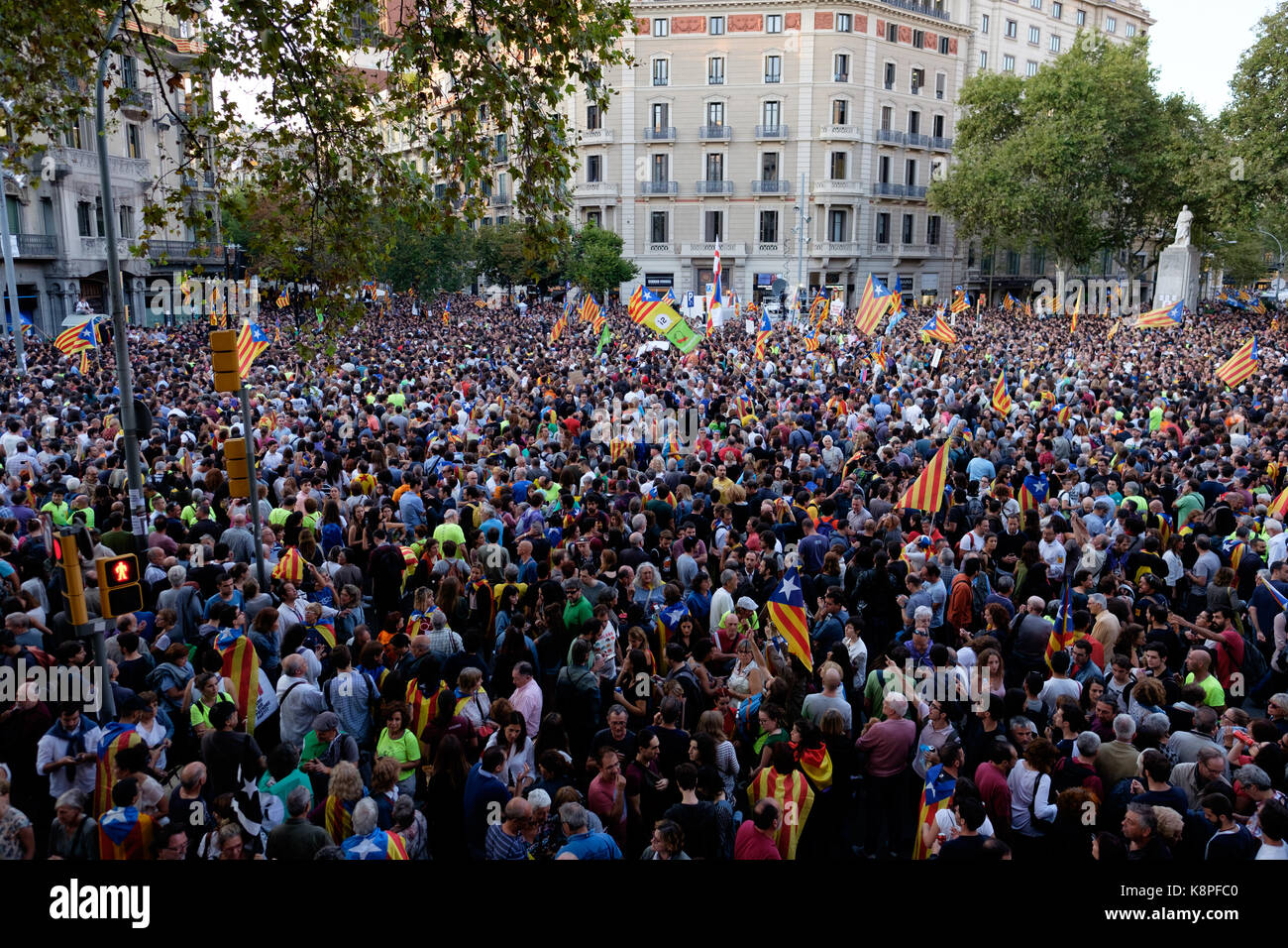 Barcelone, Espagne. 20 sep, 2017. Les gens vont dans les rues pour manifester contre la décision du gouvernement espagnol de l'arrestation de politiciens de haut. des milliers de personnes agitant des drapeaux indépendantistes sont des symboles et de la démocratie. crédit : victor turek/Alamy live news Banque D'Images