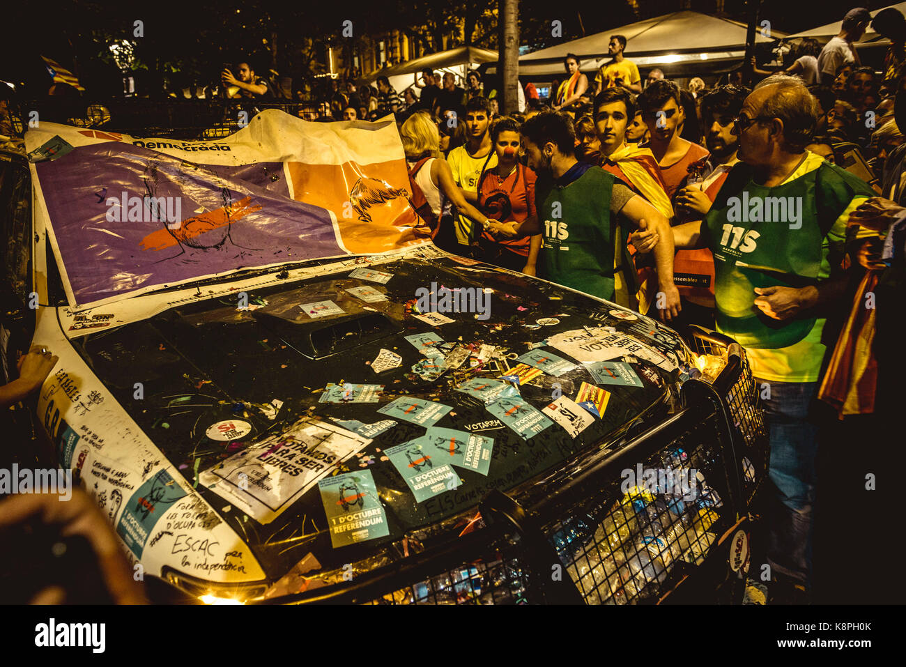 Barcelone, Espagne. 20 sept., 2017. un guardia civil voiture de police est décorée avec des 'pro-référendum" signes comme les séparatistes catalans manifestation devant le ministère de l'économie catalane en tant qu'agents de police et des bureaux de recherche 12 arrestations de hauts fonctionnaires en perspective de référendum prévu en octobre1st. La Cour constitutionnelle d'Espagne a suspendu la loi du référendum catalan après le gouvernement central a contesté devant les tribunaux crédit : Matthias rickenbach/Alamy live news Banque D'Images