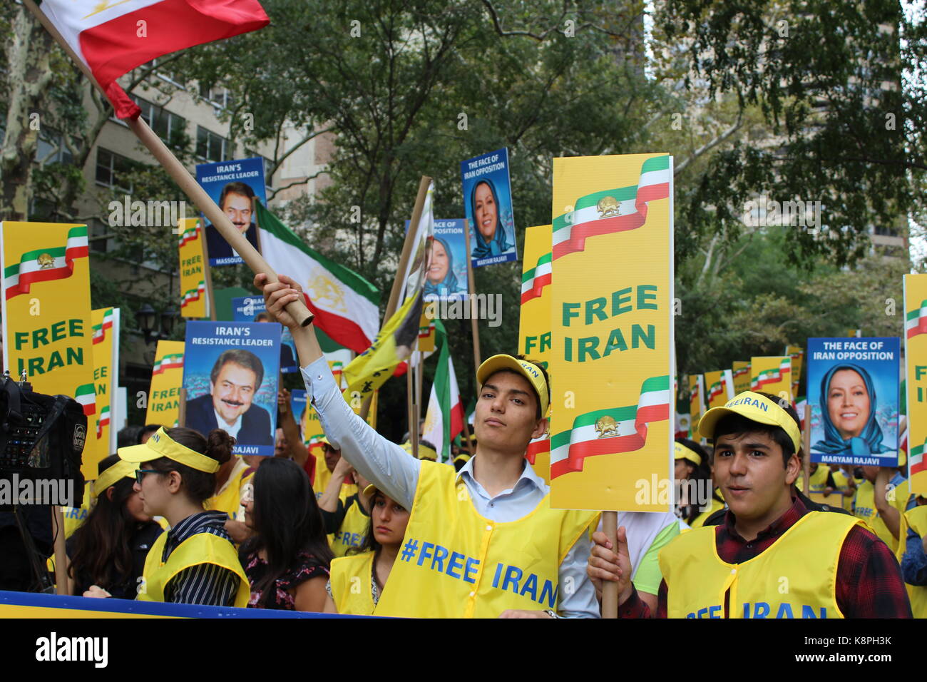 New York, États-Unis. 20 sep, 2017. Organisation des Nations unies, de protestations.-iraniens américains se sont réunis à New York le mercredi, Septembre 20th, protester contre la présence du président iranien à l'ONU. elles développent plus rue artistique jouer, symbolisant les 11 000 protestations à travers l'Iran, ce qui témoigne de l'aspiration du peuple iranien pour un changement de régime. crédit : siavosh hosseini/Alamy live news Banque D'Images