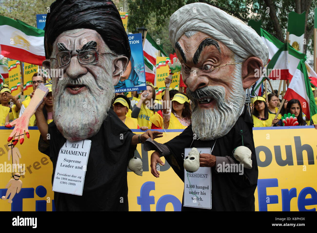 New York, États-Unis. 20 sep, 2017. Organisation des Nations unies, de protestations.-iraniens américains se sont réunis à New York le mercredi, Septembre 20th, protester contre la présence du président iranien à l'ONU. elles développent plus rue artistique jouer, symbolisant les 11 000 protestations à travers l'Iran, ce qui témoigne de l'aspiration du peuple iranien pour un changement de régime. crédit : siavosh hosseini/Alamy live news Banque D'Images