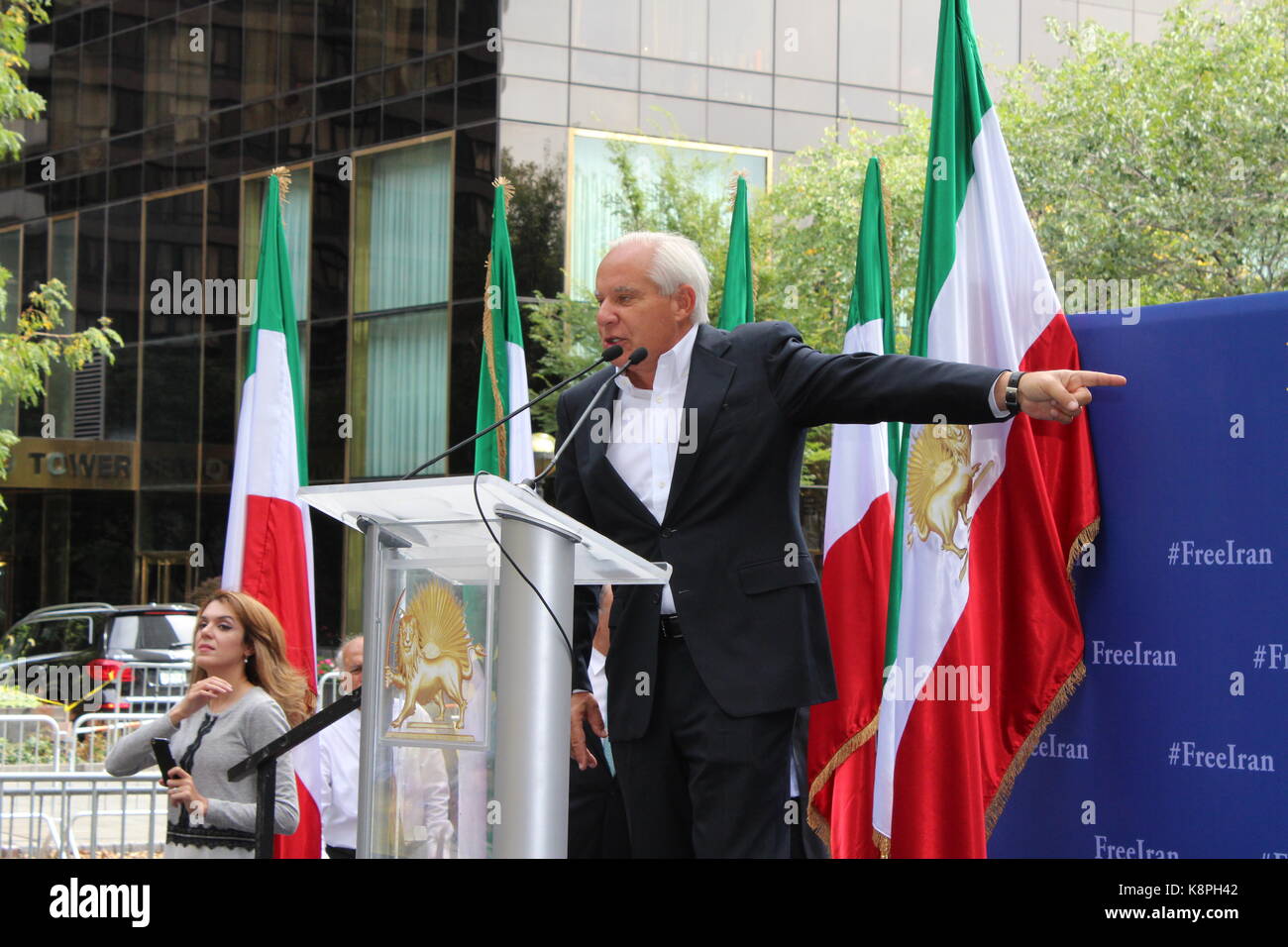 Robert Torricelli, New York, UNITED STATES 20/09/2017 - Rallye des milliers de l'autre côté du siège de l'Organisation des Nations unies pour protester contre le président iranien Hassan Rohani et soutenir le chef de l'opposition iranienne Maryam Rajavi. Ils ont cité 11 000 manifestations en Iran cette année et a appelé les États-Unis, d'adopter une nouvelle politique de l'Iran qui côté avec le peuple iranien dans leur recherche de la démocratie, des droits de l'homme, et non-nucléaire de l'Iran, qui exige un changement de régime par des iraniens. Elles développent plus de rue artistique jouer, symbolisant les 11 000 protestations à travers l'Iran, qui parle au peuple iranien Banque D'Images