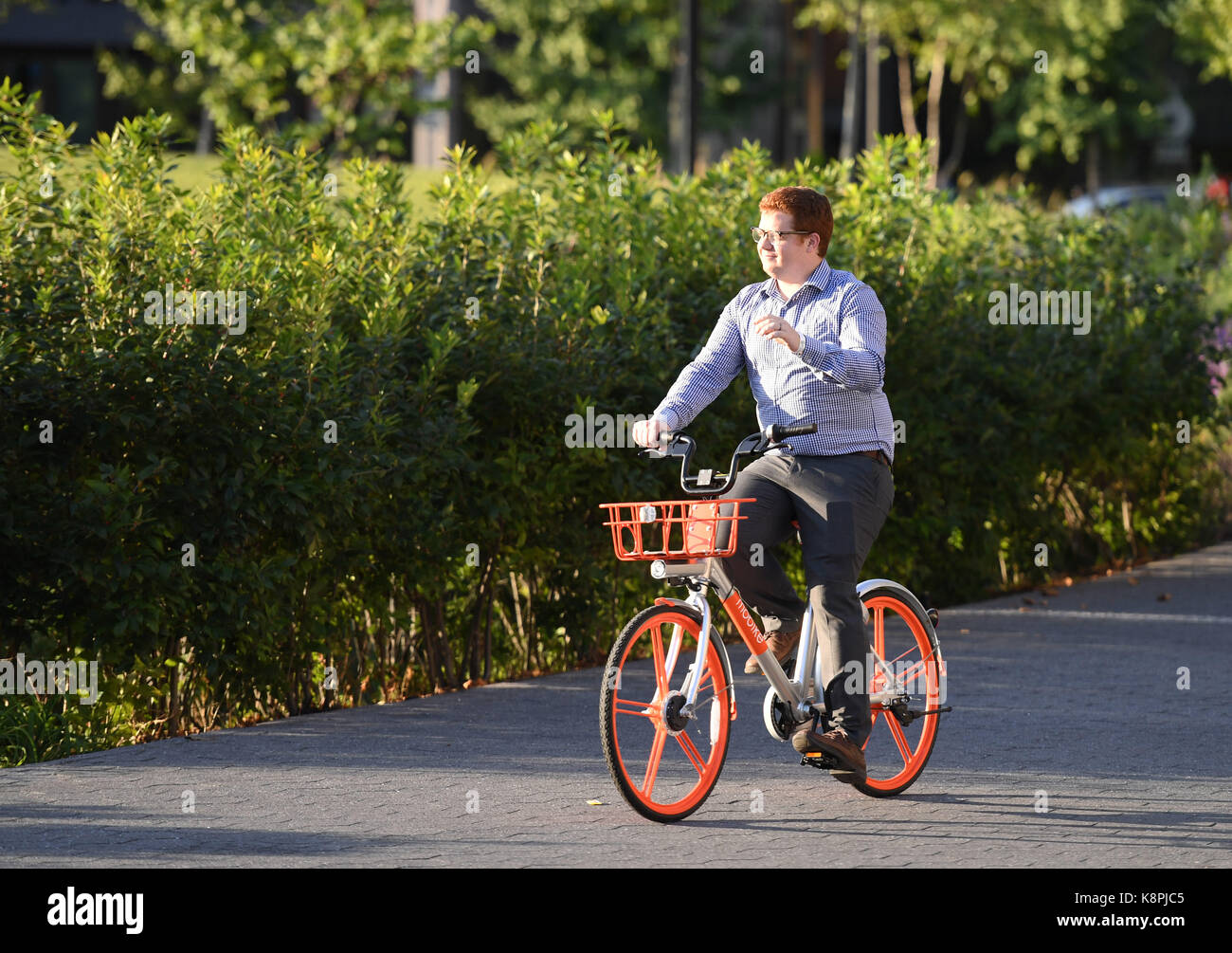 Washington, DC, USA. 20 sep, 2017. Un citoyen conduit une moto de vélo libre-service chinois mobike géant à Washington, DC, États-Unis, sept. 20, 2017 vélos en libre-chinois. mobike géant a lancé son service ici le mercredi, marquant ses débuts américains au milieu d'une expansion mondiale rapide. crédit : yin bogu/Xinhua/Alamy live news Banque D'Images