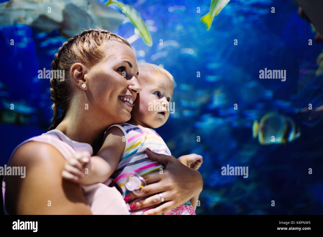 Mère et son enfant à regarder la vie en mer oceanarium Banque D'Images