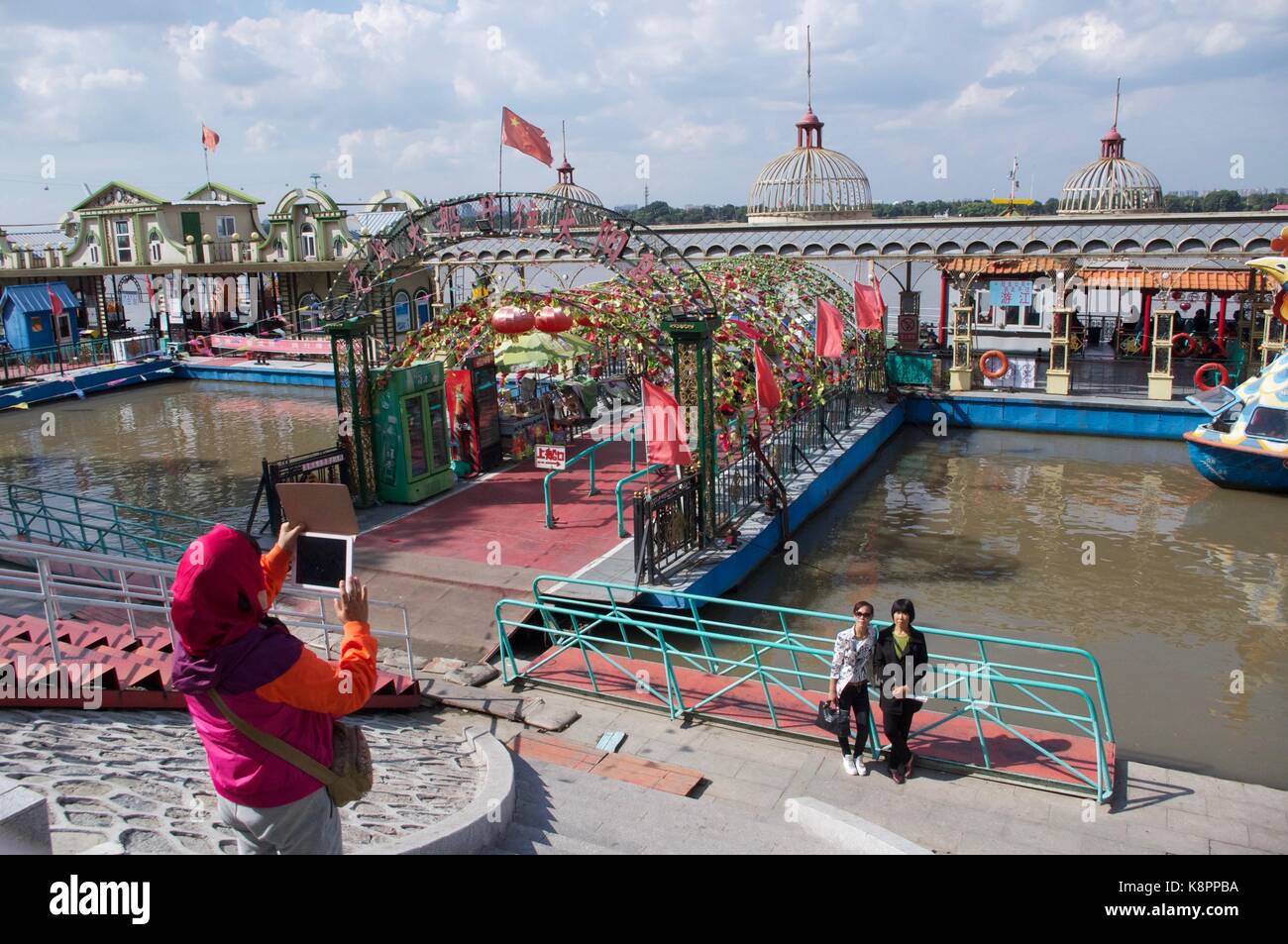 Les femmes prenant des vacances photo par un bateau de plaisance sur la rivière Songhua dans la région de Harbin, au nord est de la Chine. L'été 2015. Banque D'Images
