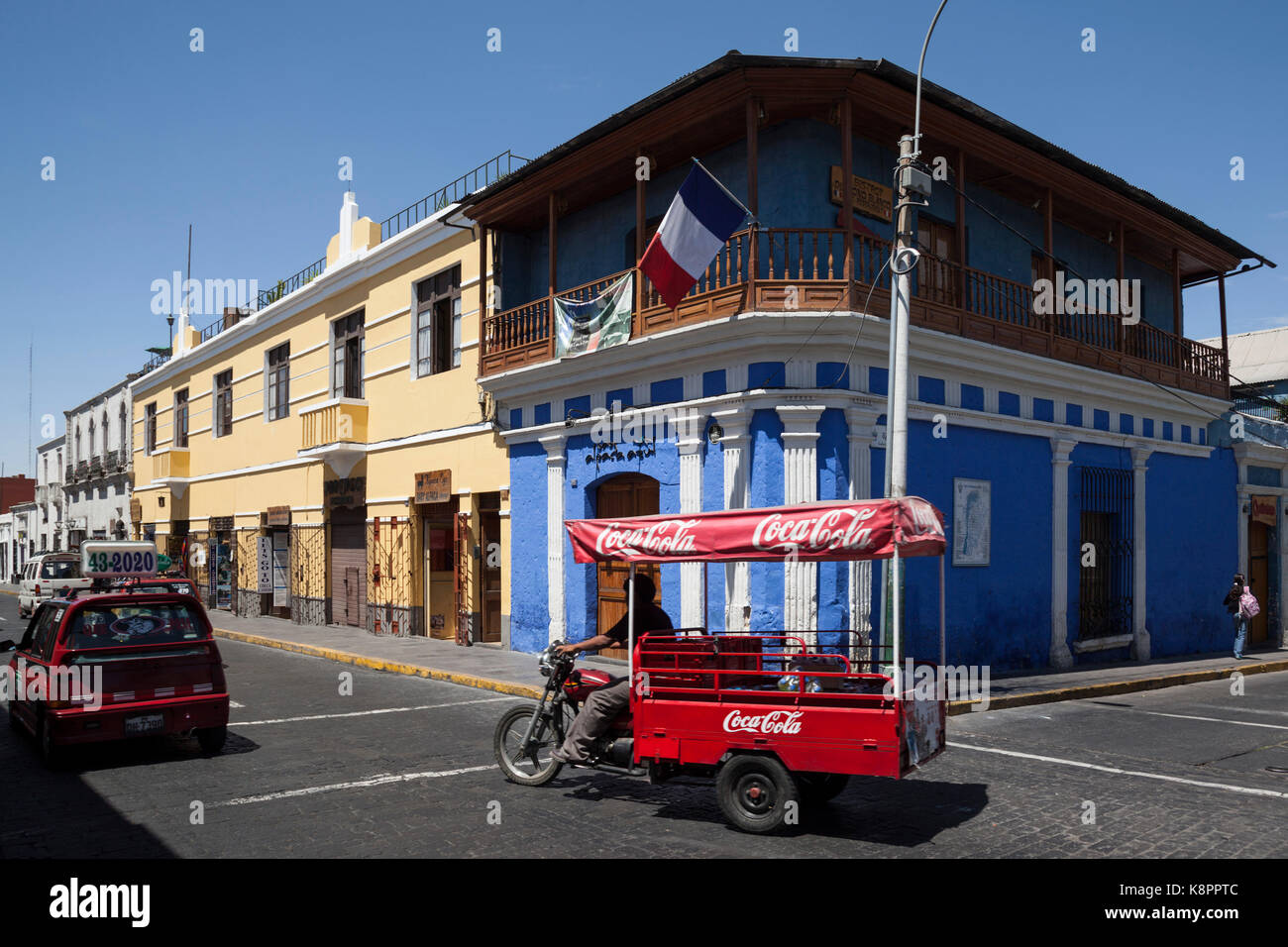 La marque Coca-Cola panier en face de bâtiments coloniaux, Arequipa, Pérou, Amérique du Sud Banque D'Images