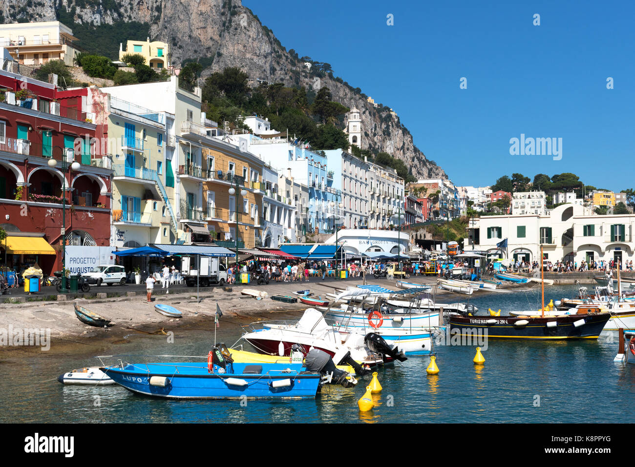 Les bateaux de pêche et les appartements du Marina Grande, sur l'île de Capri, dans la baie de Naples, Italie. Banque D'Images