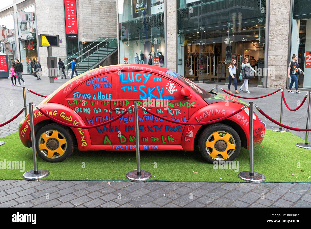 Summer of love bugs à Liverpool, Angleterre, Royaume-Uni, VW Coccinelle peinte pour fêter les 50 ans de l'été de l'amour et la libération des Beatles, sgt peppe Banque D'Images