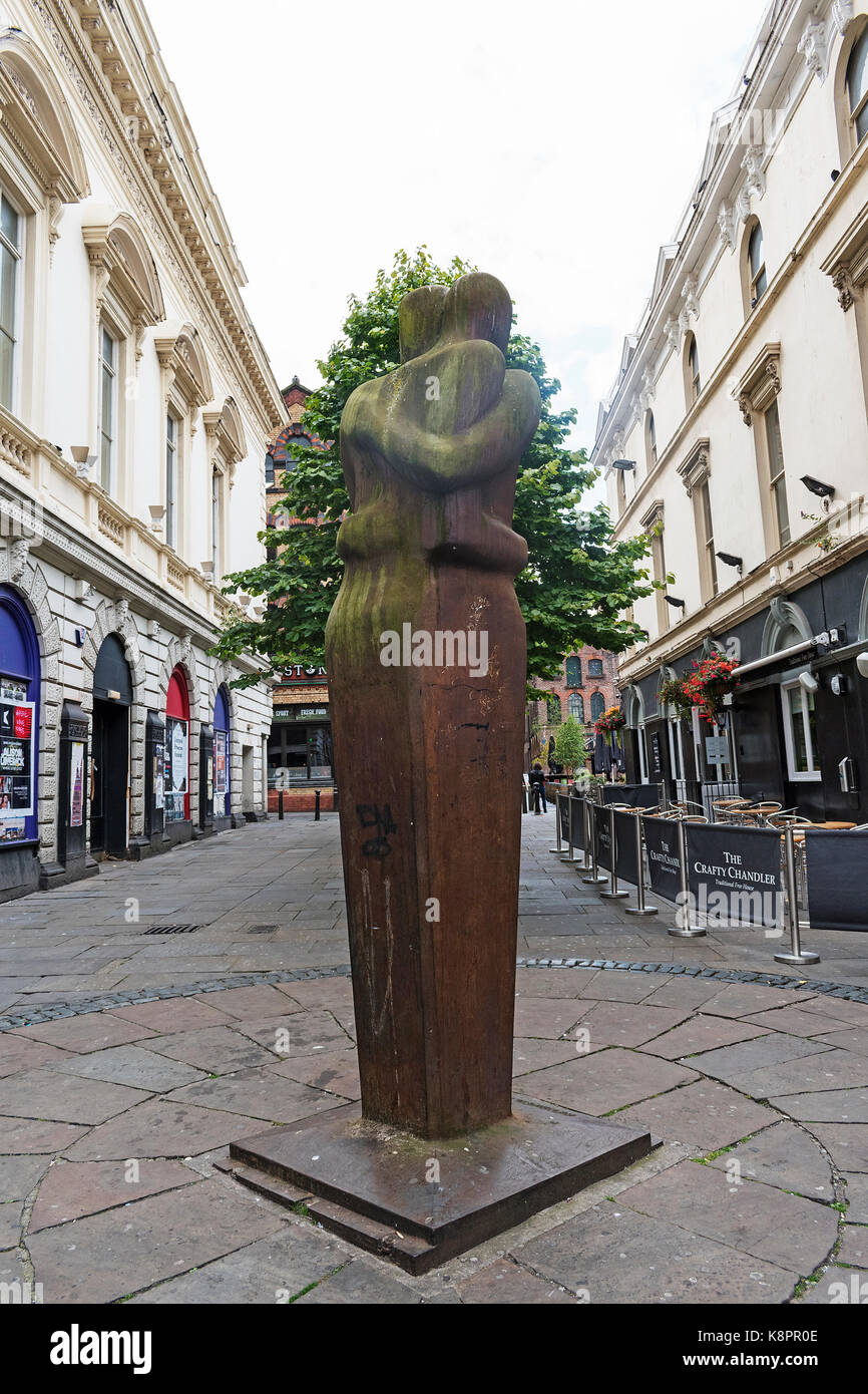Sculpture de réconciliation à Liverpool, Angleterre, Royaume-Uni, par Stephen Broadbent, elle fait partie de la traite des esclaves, un triangle de la déclaration physique reconcil Banque D'Images