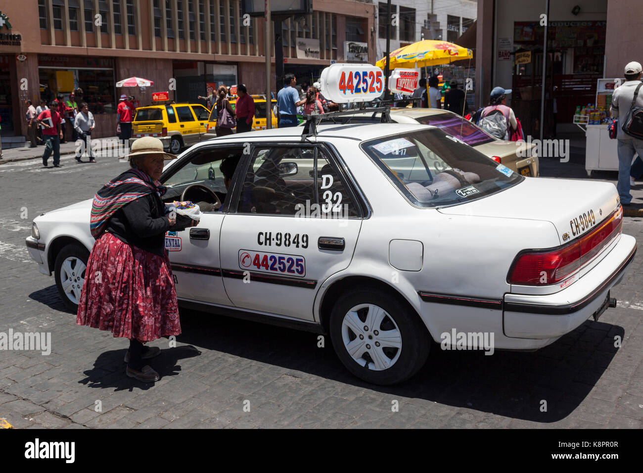 Femme âgée vendre des marchandises dans la rue, Arequipa, Pérou, Amérique du Sud Banque D'Images