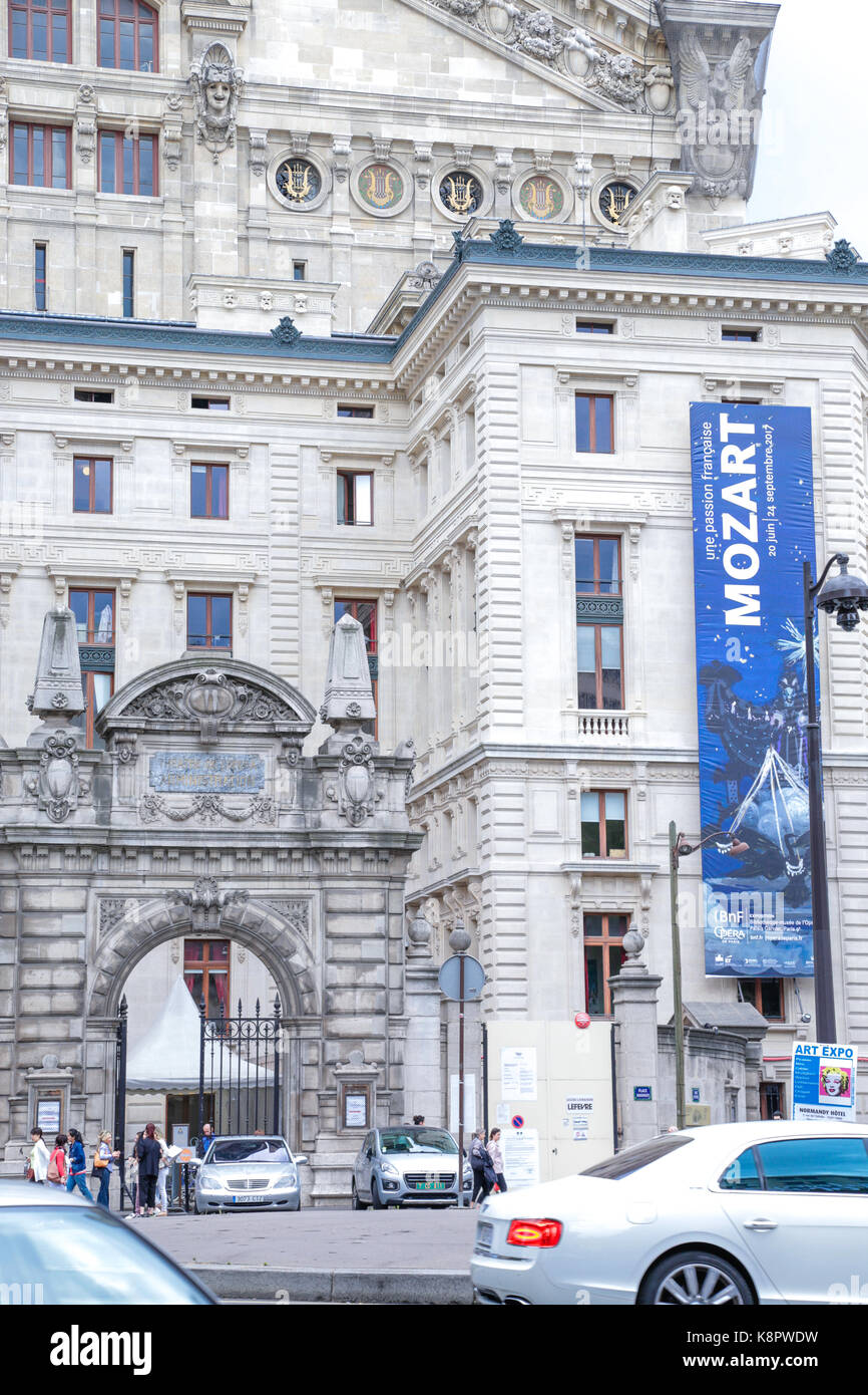 Paris, France : vue sur l'horizon des toits bleus typiques appartements Haussmann et des principaux monuments de la terrasse, dans un jour nuageux Banque D'Images