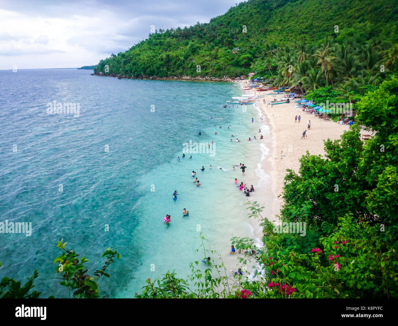Les eaux bleu clair et blanc, plage de sable fin en ermite's cove, aloguinsan, dans la partie sud de Cebu, aux Philippines, en Asie du sud-est Banque D'Images
