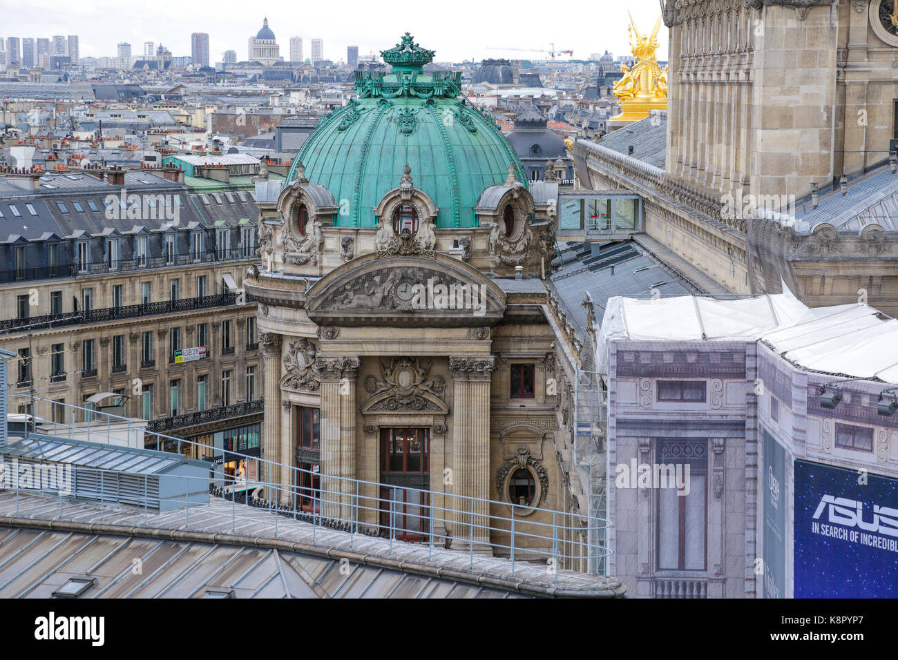 Paris, France : vue sur l'horizon des toits bleus typiques appartements Haussmann et des principaux monuments de la terrasse, dans un jour nuageux Banque D'Images