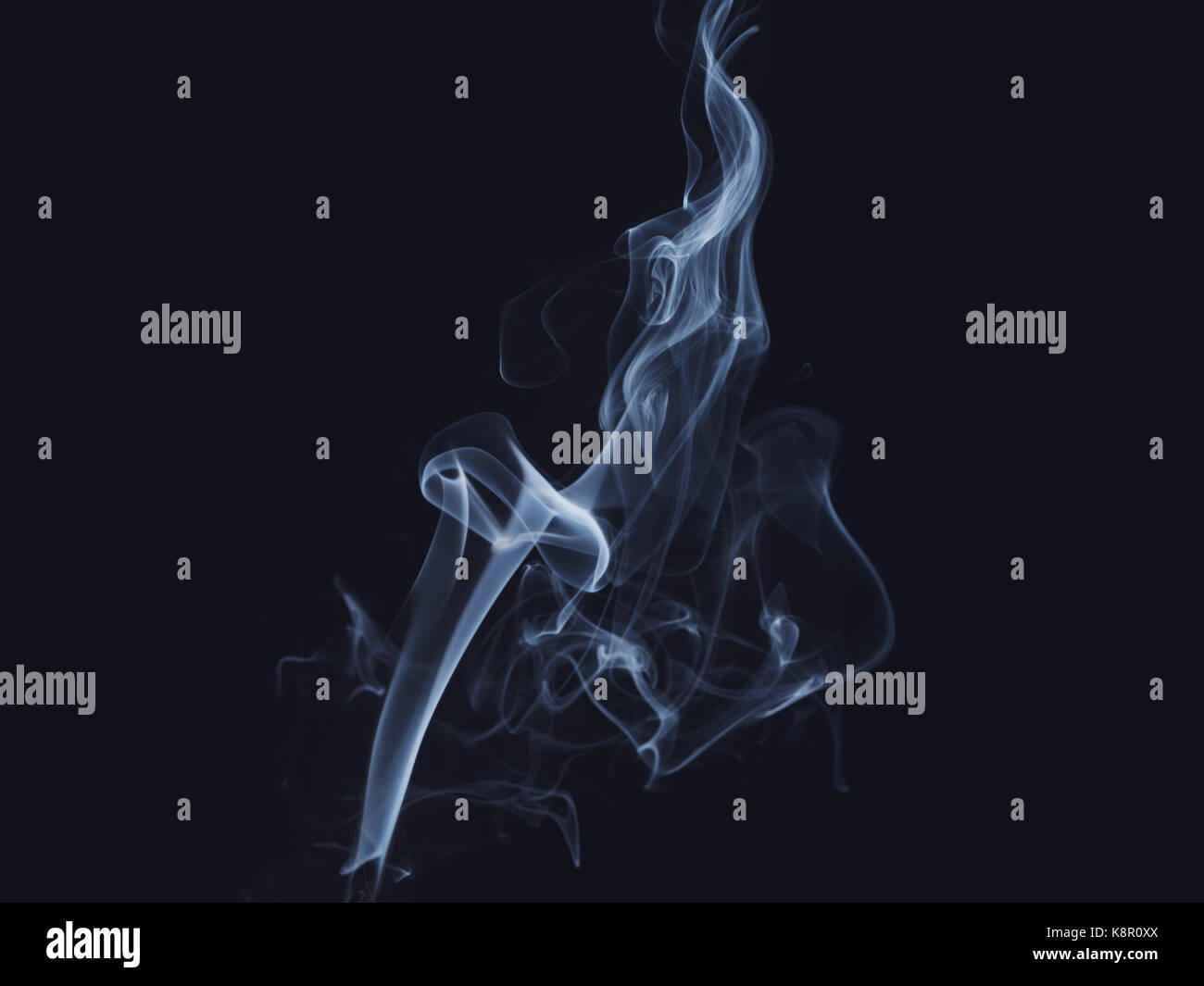 Chandelle éteinte avec fumée bleue Banque D'Images